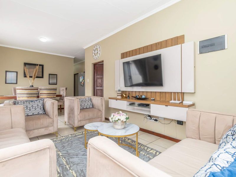 Modern Estate Living with Comfort, Style and Security - Photo 2