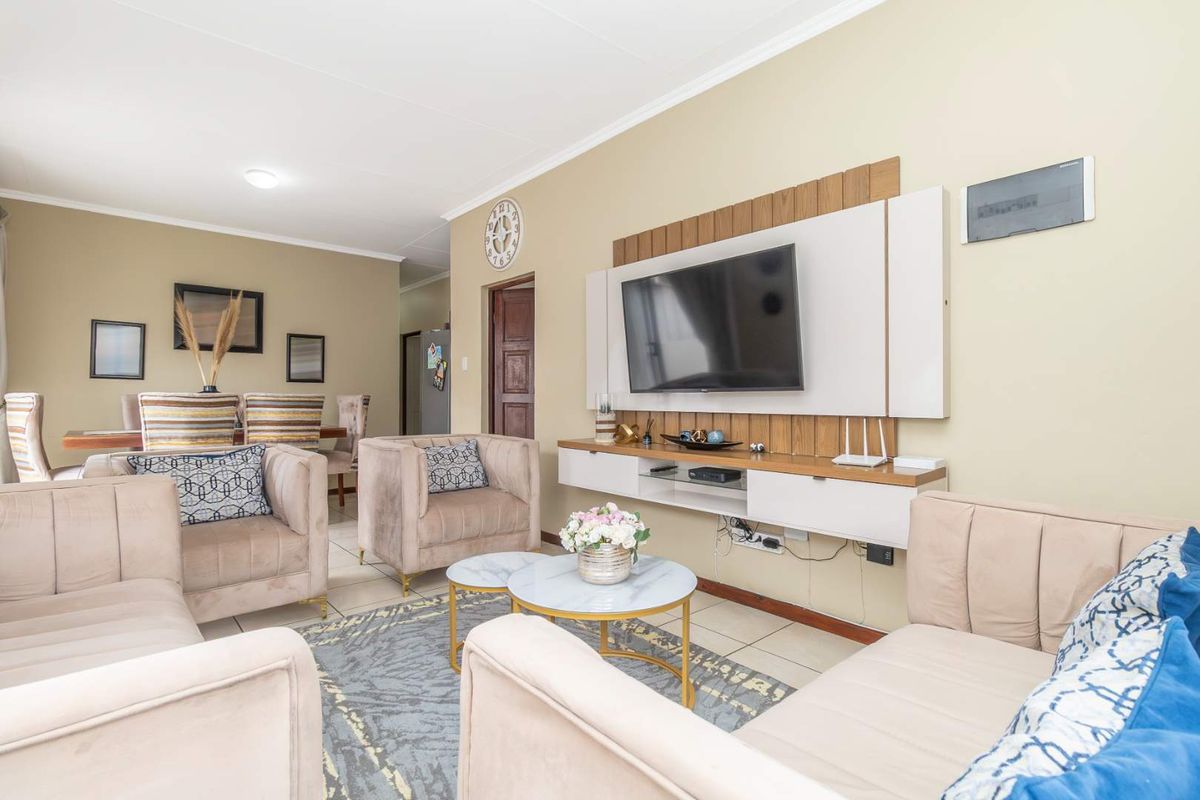 Modern Estate Living with Comfort, Style and Security - Photo 2