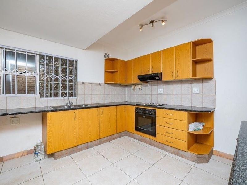 4 Bed simplex in Westville.....no levies R1,750,000 neg. - Photo 9