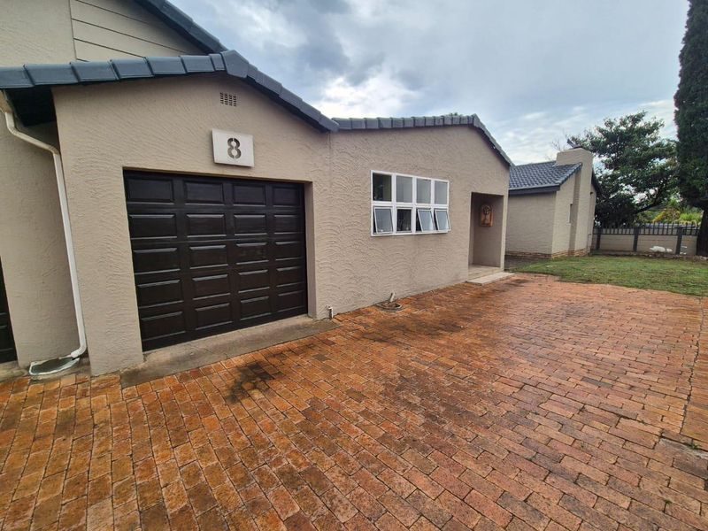 Modern 3 Bedroom Family Home in Brackendowns - Photo 3