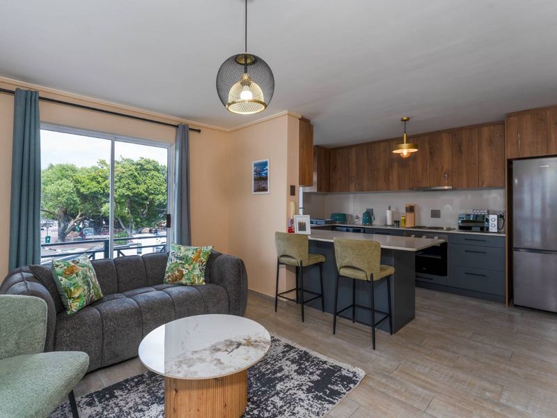 Stylish Renovated Apartment - Photo 3