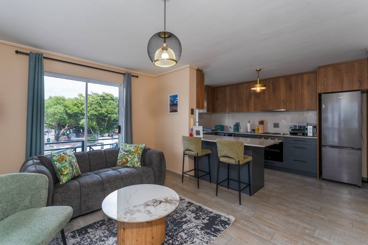 Stylish Renovated Apartment - Photo 3