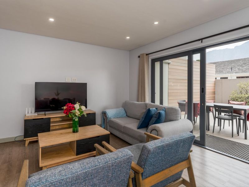 Modern Apartment With Expansive Covered Patio And Mountain View - Photo 4