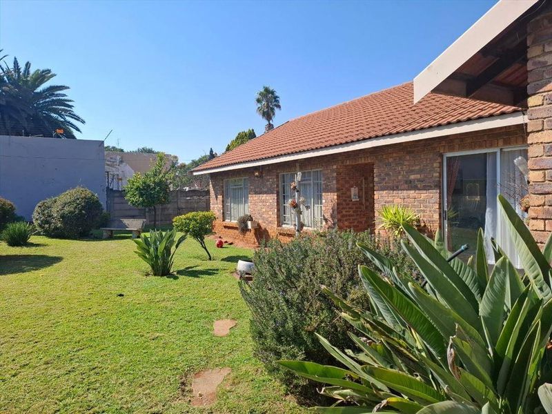 For the extended family - Two houses on one large stand - Photo 3
