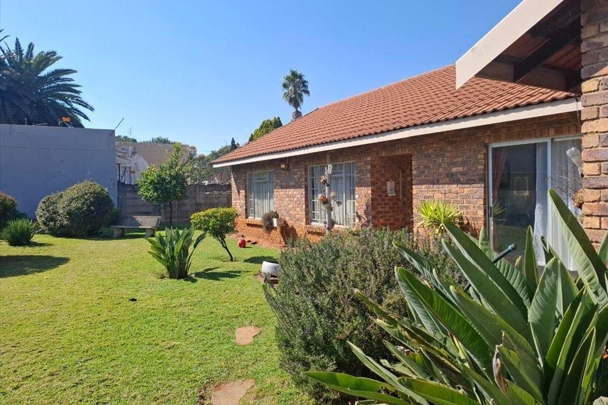 For the extended family - Two houses on one large stand - Photo 3