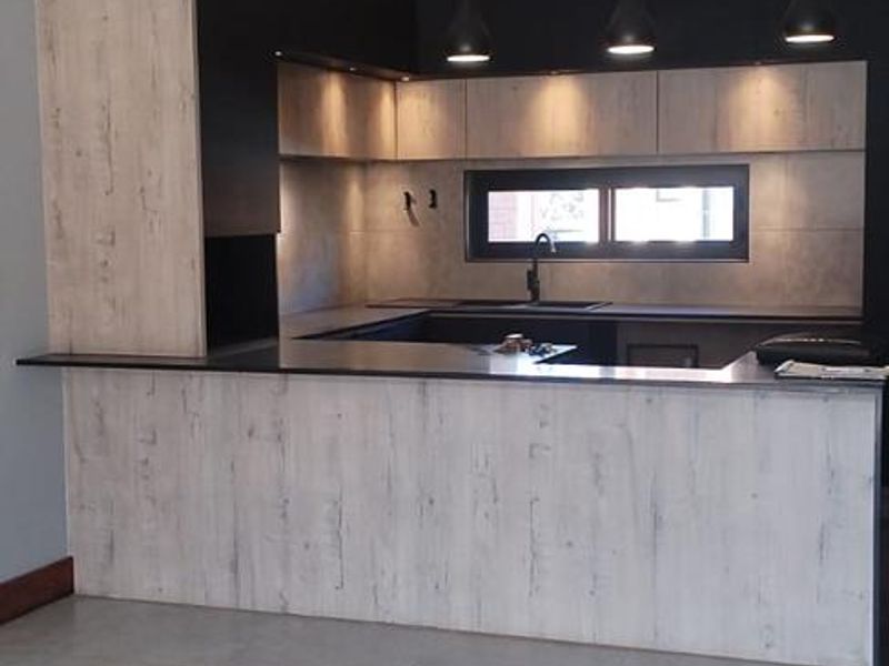 Stunning Upmarket Apartment - Photo 3