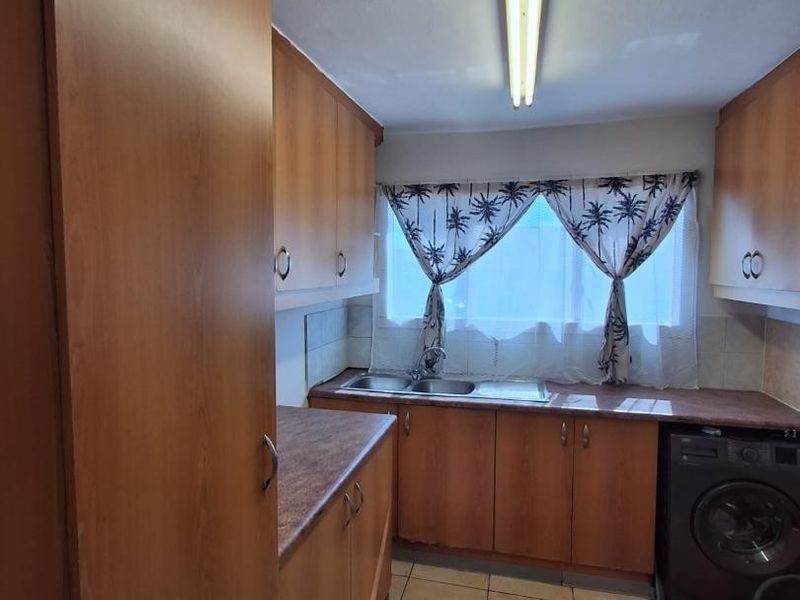 1 bedroom with lots of cupboard space - Photo 1