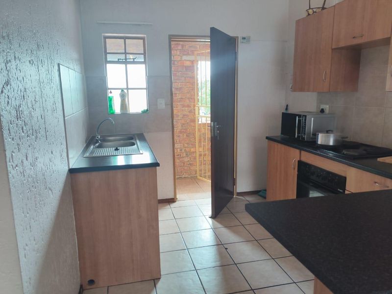 2 bedroom unit, 2 nd floor + security guard - Photo 3