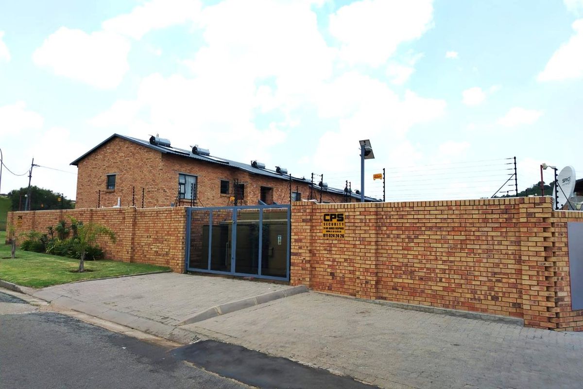 Cozy Living at Castle Gate - Photo 2