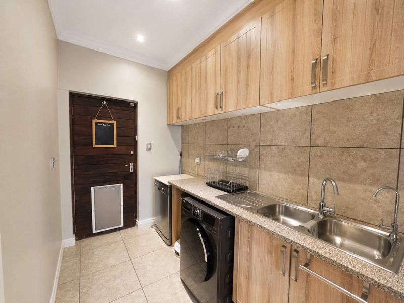 Modern 4-Bedroom Family Home in Prestigious Wild Olive Estate - Photo 3