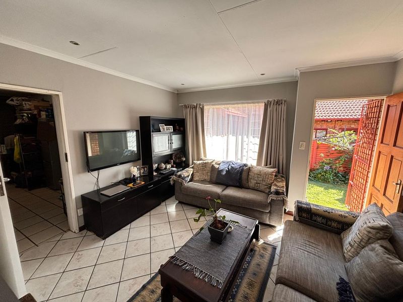 Charming Facebrick Townhouse in Secure Complex - Photo 5