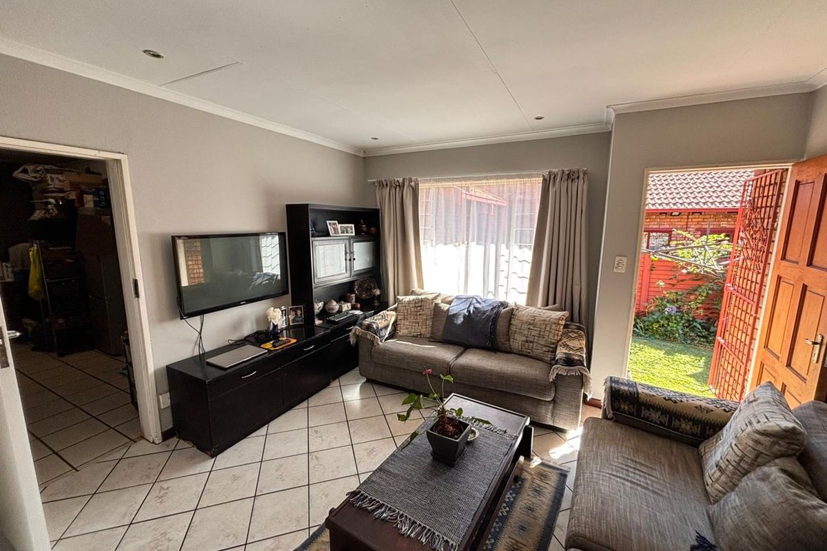 Charming Facebrick Townhouse in Secure Complex - Photo 5