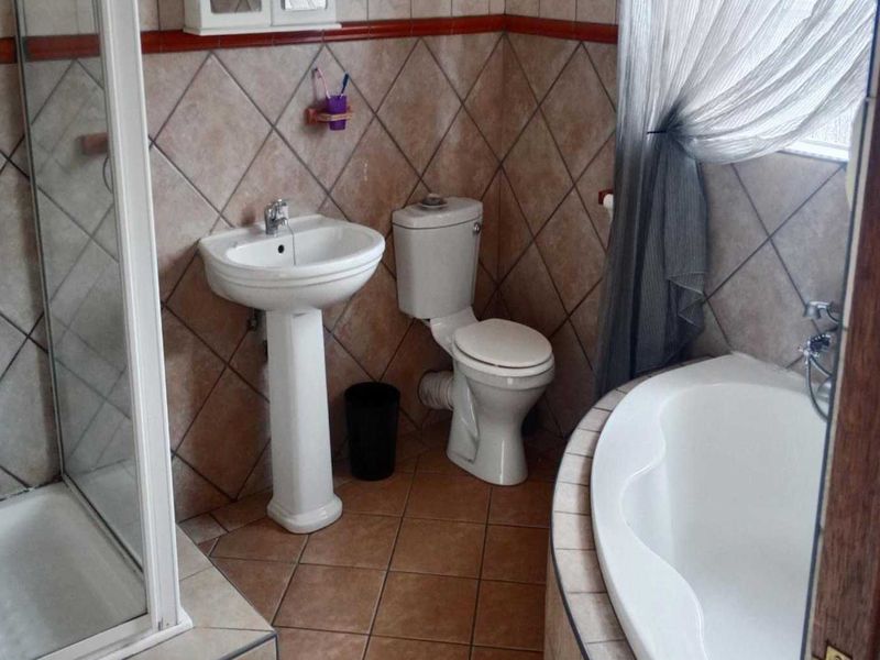 Home with great potential awaits you - Photo 8
