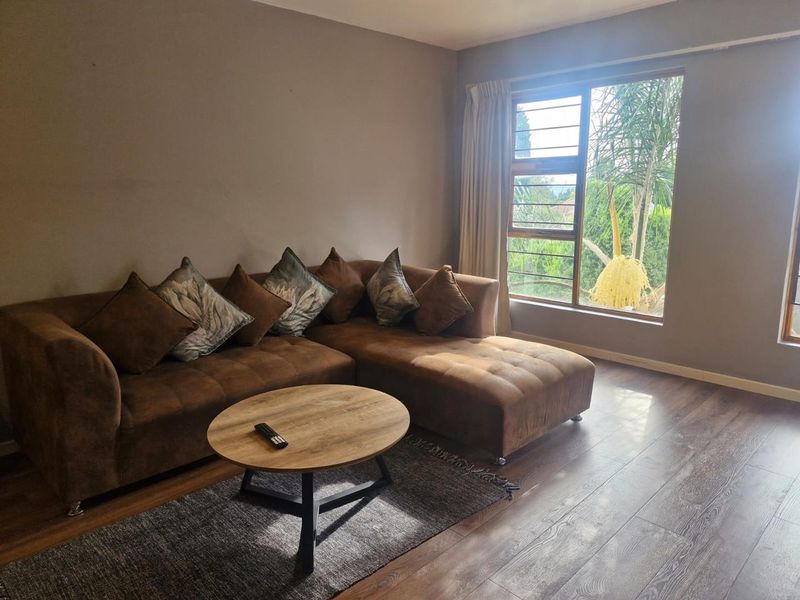Immaculate top floor 3 bedroom apartment allows air bnb - Photo 3