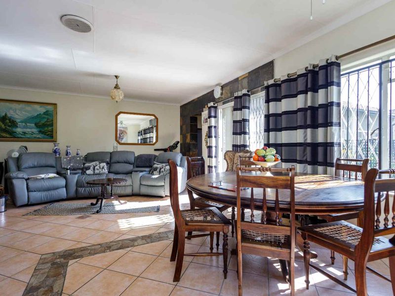 Exceptional Family Home with Outstanding Rental Potential – A Must View! - Photo 9