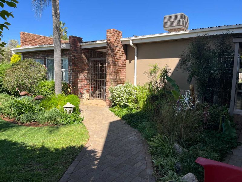 Stunning 3-Bedroom Family Home with 2-Bedroom Flat in a Prime Location - Photo 3