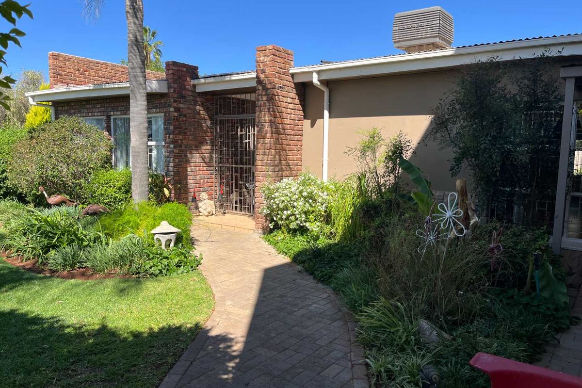 Stunning 3-Bedroom Family Home with 2-Bedroom Flat in a Prime Location - Photo 3