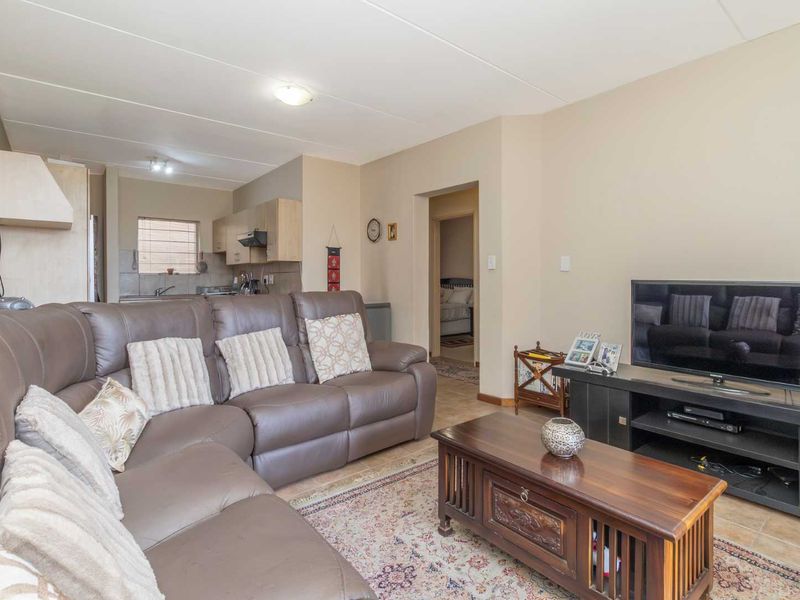 **Charming Ground Floor Unit for Rent in Sundowner**lovely 2 bedroom 2 bathroom ground floor unit. - Photo 3