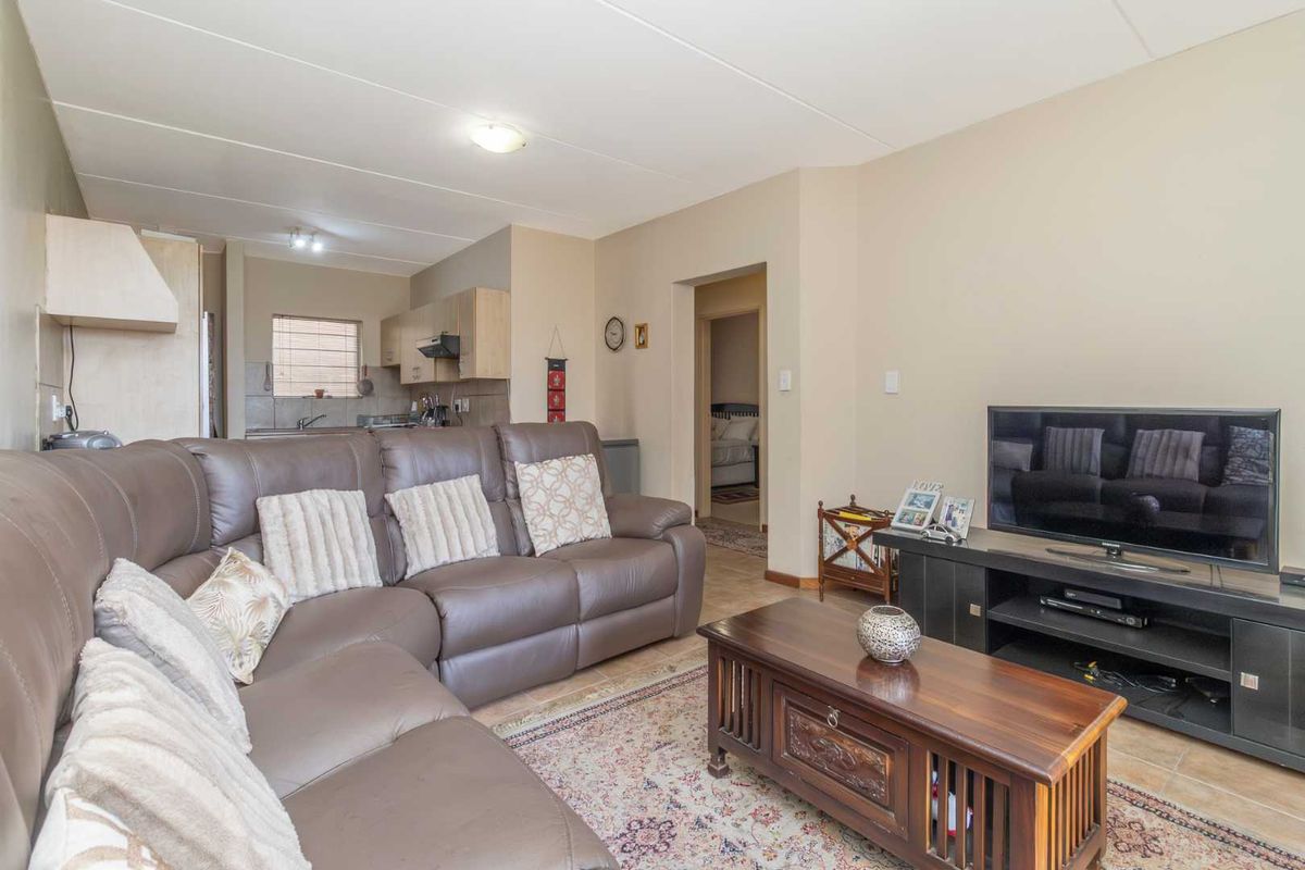 **Charming Ground Floor Unit for Rent in Sundowner**lovely 2 bedroom 2 bathroom ground floor unit. - Photo 3