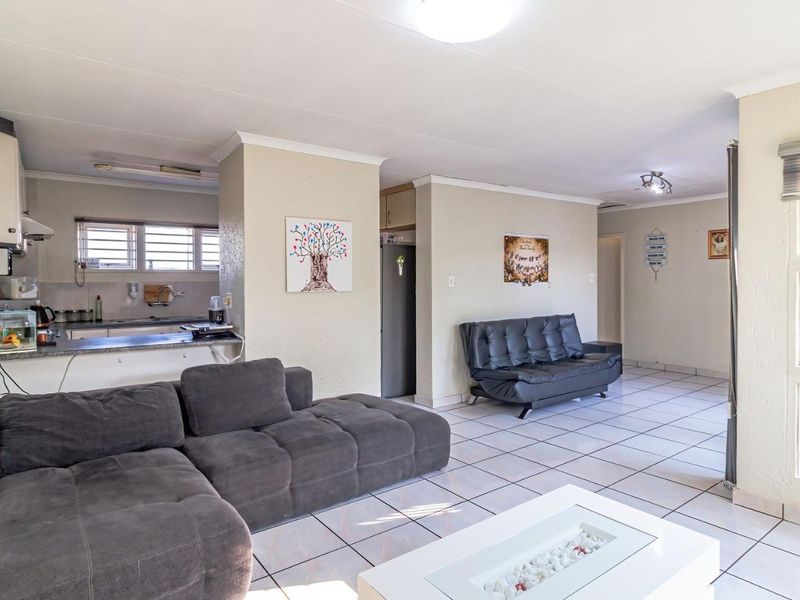 3-Bedroom Garden Simplex in Secure Complex - Photo 4