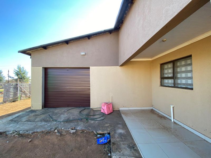 Spacious 3-Bed Home with Double Garage in Empumelweni - Photo 4