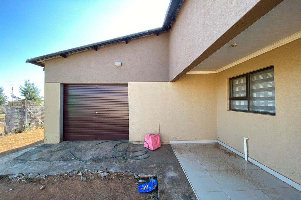 Spacious 3-Bed Home with Double Garage in Empumelweni - Photo 4