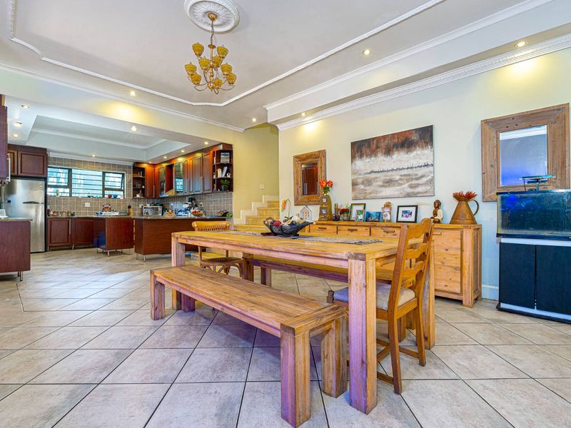 Renovator’s Dream in Sought-After Bishopscourt - Photo 3