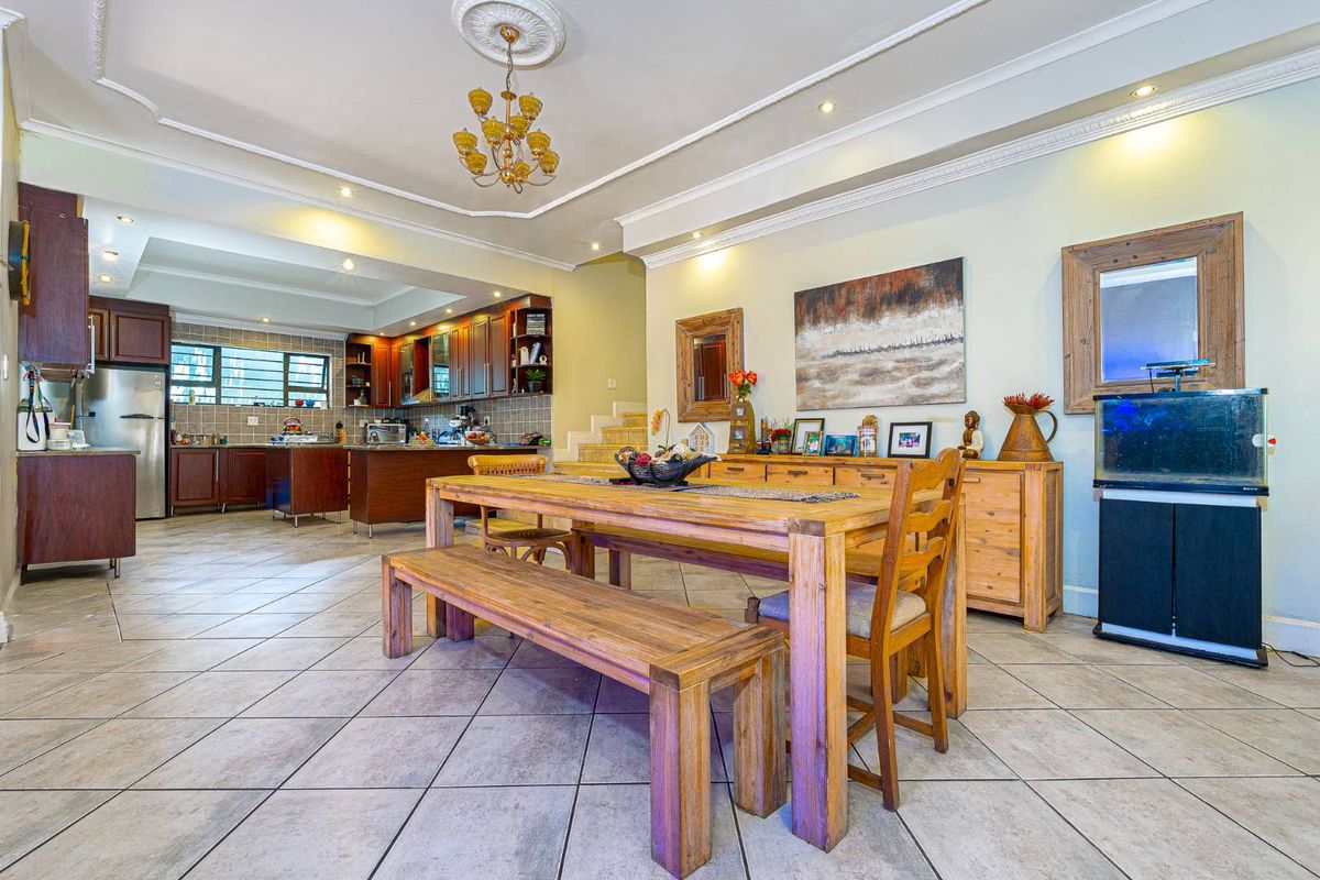 Renovator’s Dream in Sought-After Bishopscourt - Photo 3