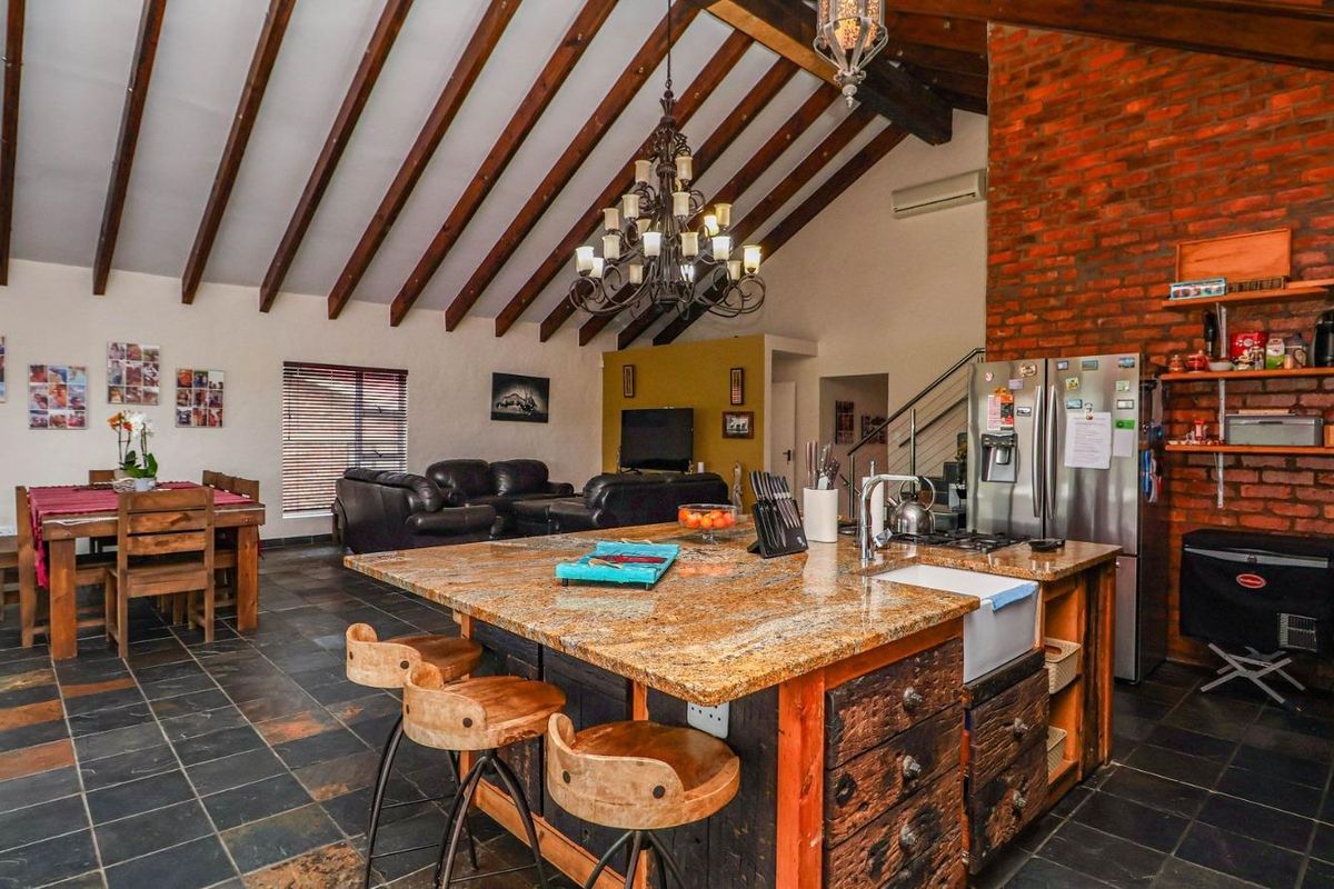 STUNNINGLY MODERN MULTI-LEVEL HOME OF DISTINCTION - Photo 5