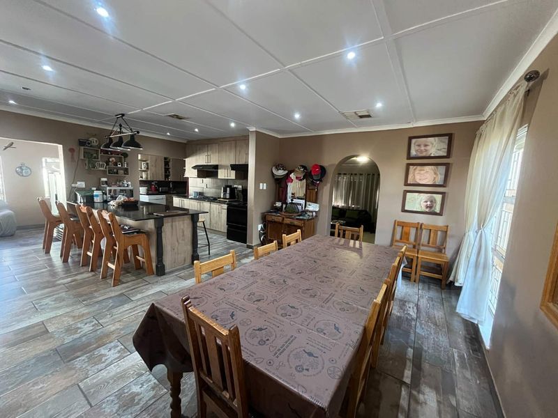 Stunning 3-Bedroom Family Home with 2-Bedroom Flat in a Prime Location - Photo 4