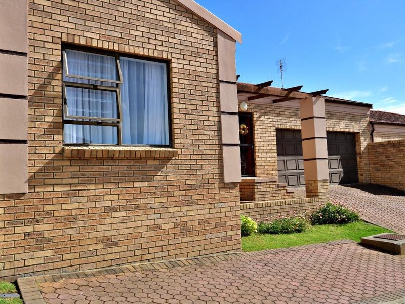 Low maintenance townhouse on sought after area - Photo 4