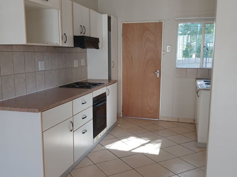 Situated close to shops, schools, offices and Unam - Photo 4