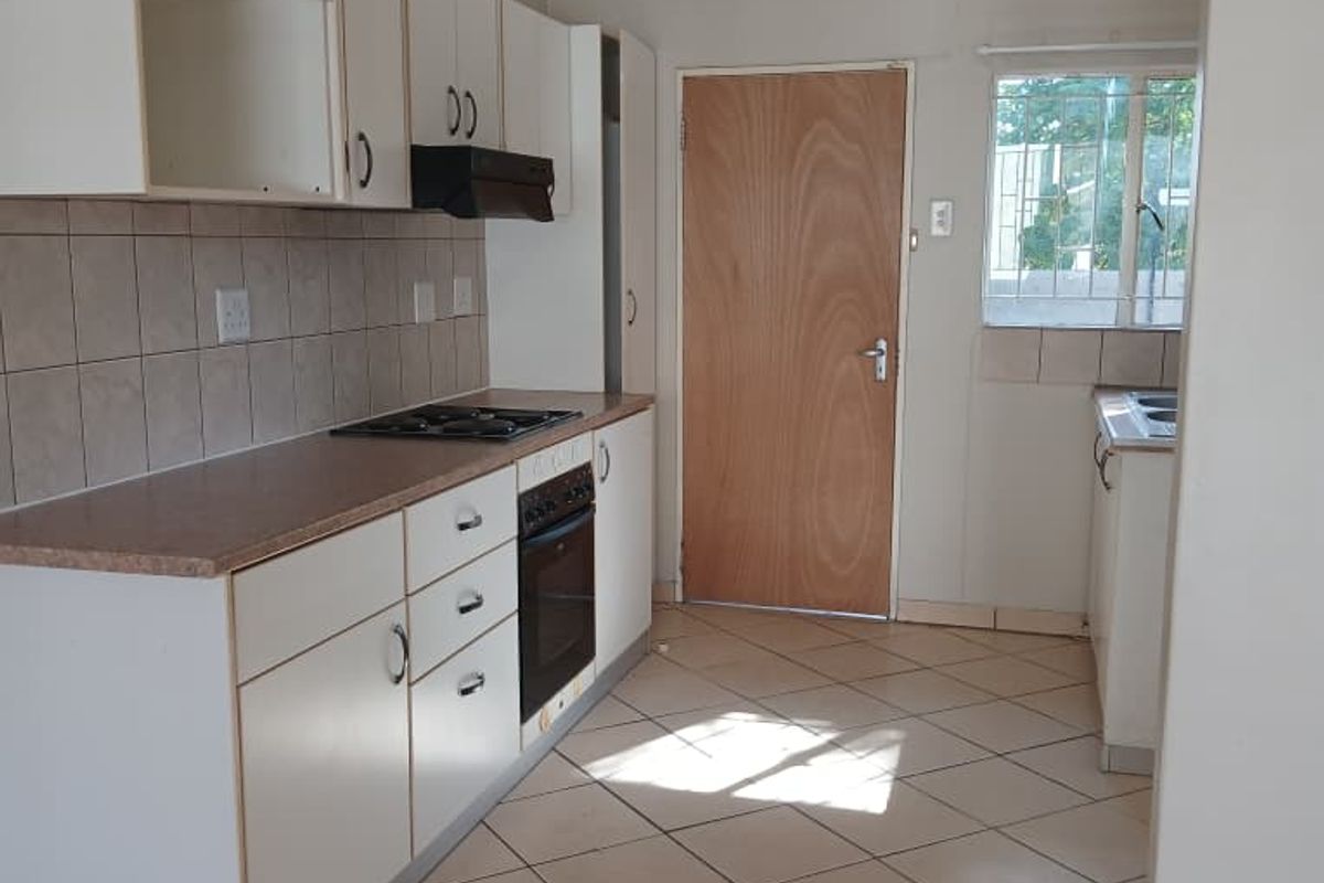 Situated close to shops, schools, offices and Unam - Photo 4