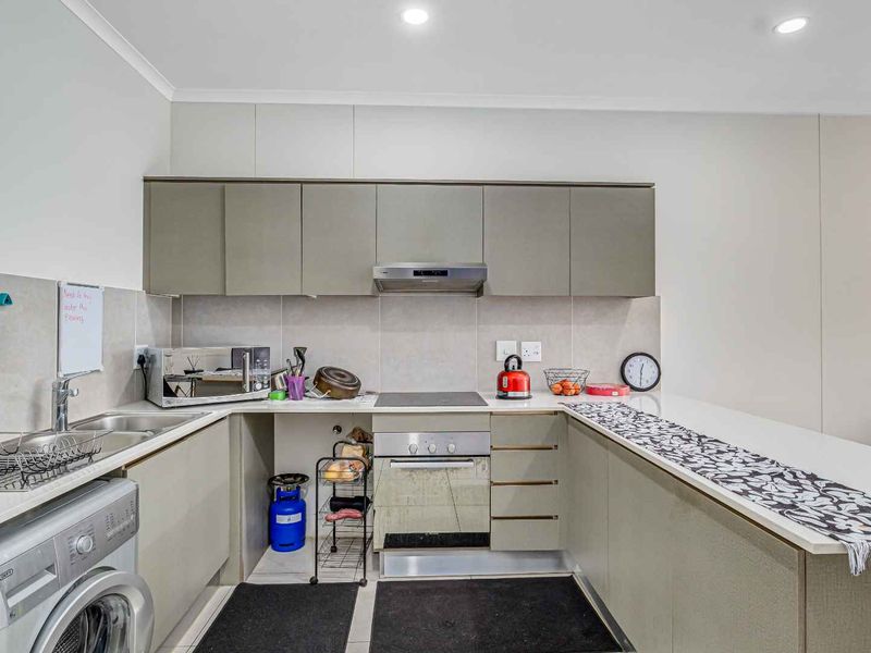 Modern Pet-Friendly Garden Apartment in Prime Greenstone Location - Photo 4