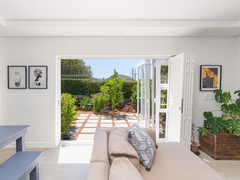 Beautifully Renovated 1-Bedroom with 45m2 Private Garden in Vredehoek - Photo 3