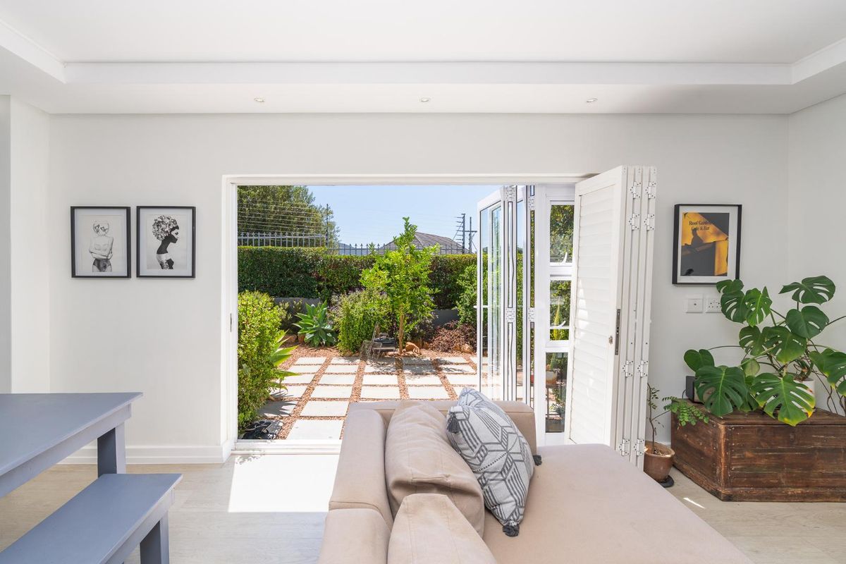 Beautifully Renovated 1-Bedroom with 45m2 Private Garden in Vredehoek - Photo 3
