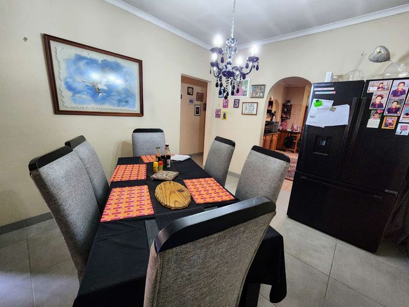 Spacious Family Home with Income-Generating Flatlet - Photo 6