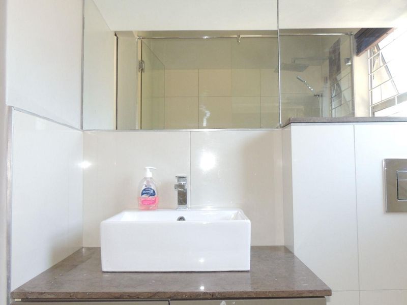 Green Point Ground‐Floor 1‐Bedroom  -  A Smart, Flexible Investment   R2 590 000 - Photo 9