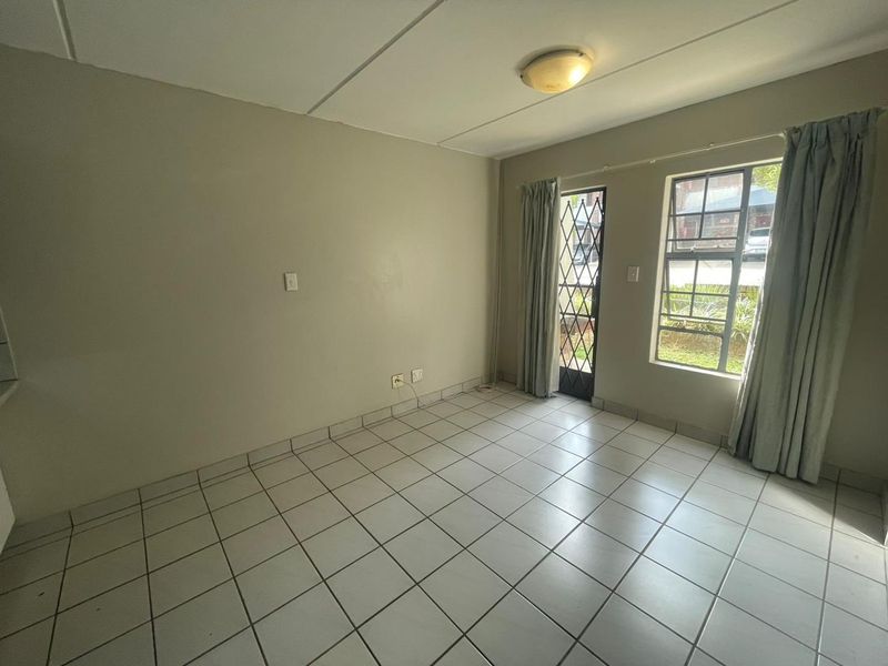 GROUND FLOOR APARTMENT FOR SALE IN ROOIHUISKRAAL NORTH!!! - Photo 9