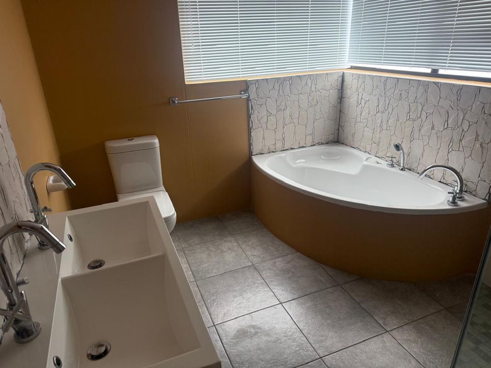 Main bedroom en-suit bathroom 