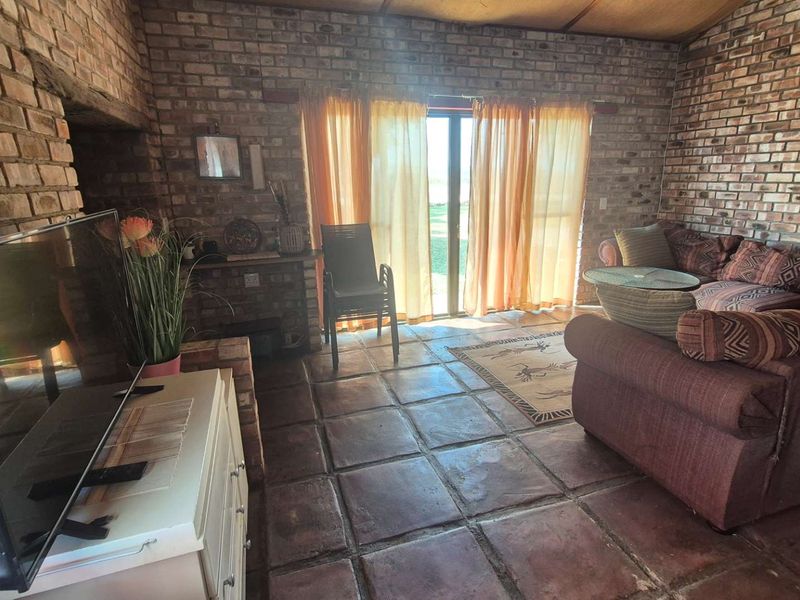 Warm, Rustic Uis-Brick Home With Huge Potential! - Photo 5