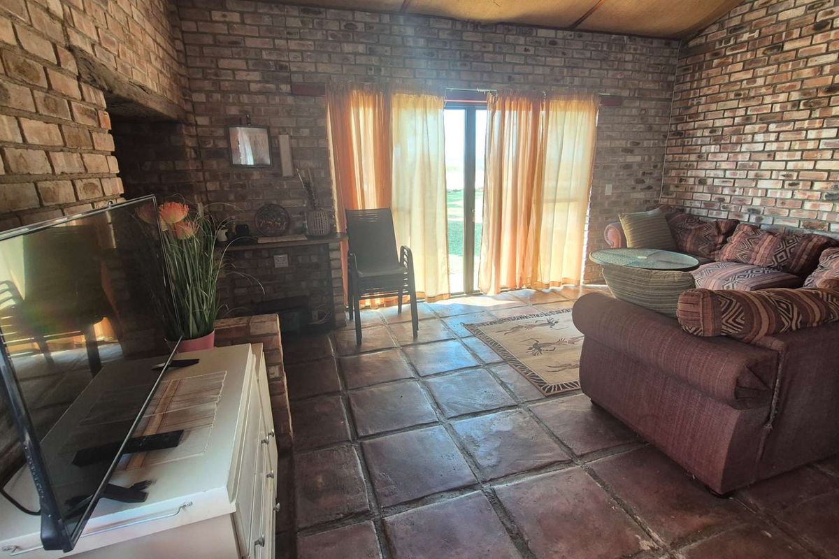 Warm, Rustic Uis-Brick Home With Huge Potential! - Photo 5