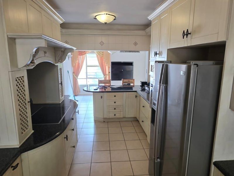 Exceptional 6-Bedroom Family Home with Outstanding Entertainment Space in Noordheuwel - Photo 3
