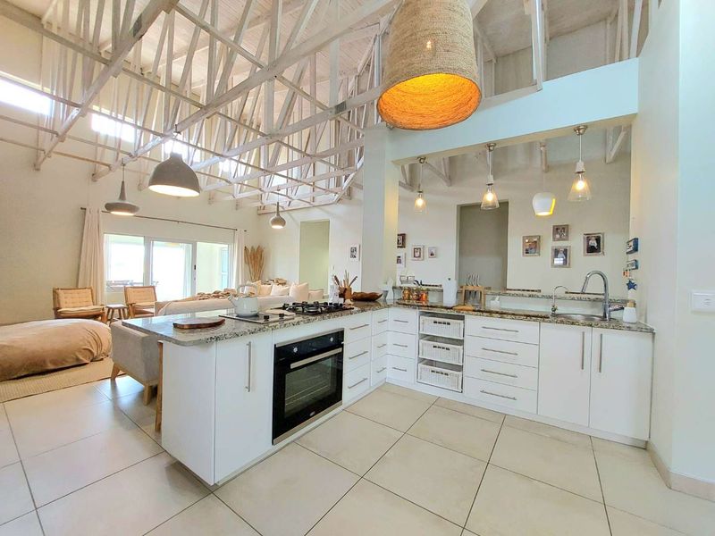 Luxurious Sunbay Self-Catering House - Photo 8