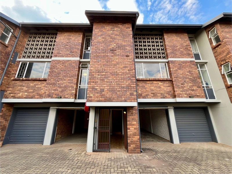 Spacious Three-Level Townhouse with Scenic Views in La Montagne - Photo 3