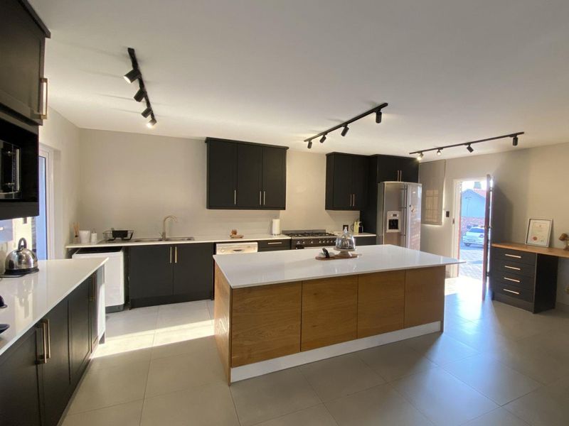 2 Bedroom Townhouse for sale in Highveld Estate. - Photo 8