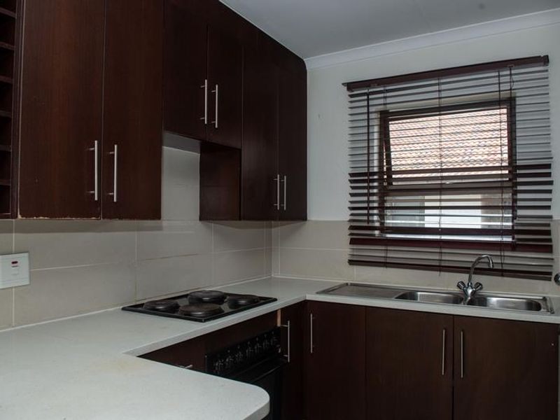 3 BEDROOM TOWNHOUSE - Photo 9