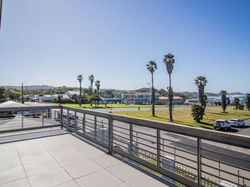 "Wake up every day to breathtaking sea views in this Gonubie masterpiece!" - Photo 3