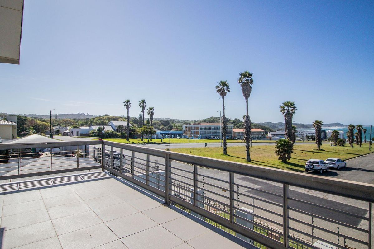 "Wake up every day to breathtaking sea views in this Gonubie masterpiece!" - Photo 3