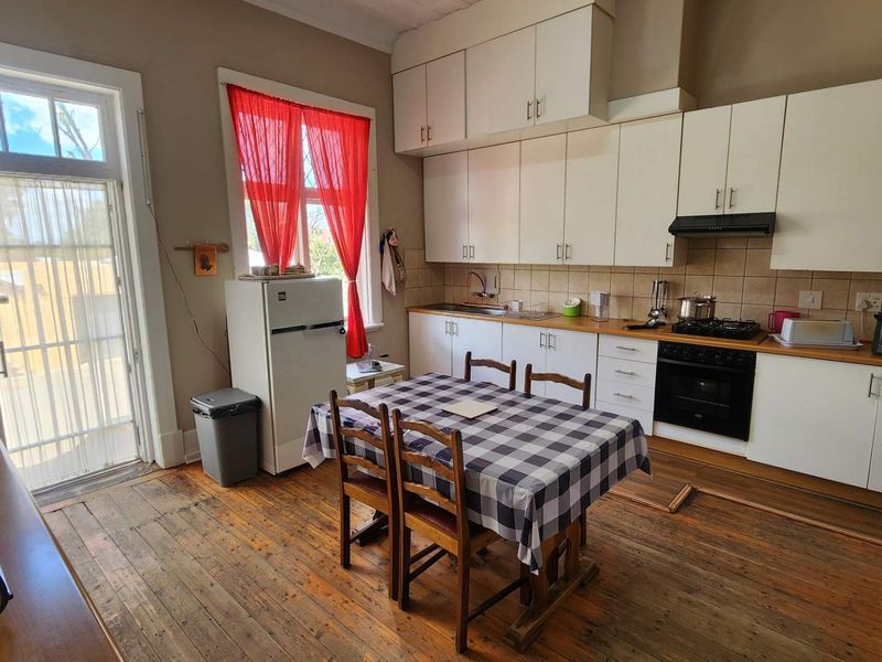 Epitome of Grace and Grandeur - Photo 6